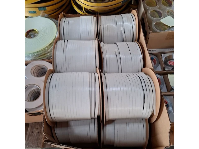 Partij diverse rollen tape en schuimband / celrubber - afbeelding 14 van  14