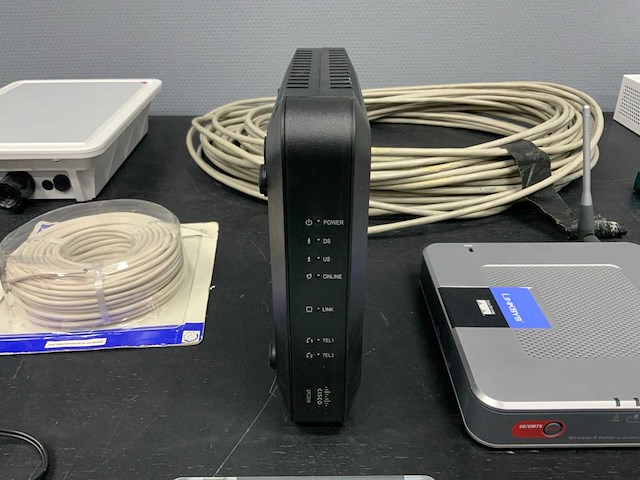 Partij diverse routers, kabels en toebehoren - afbeelding 13 van  16