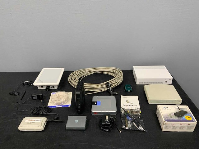 Partij diverse routers, kabels en toebehoren - afbeelding 1 van  16