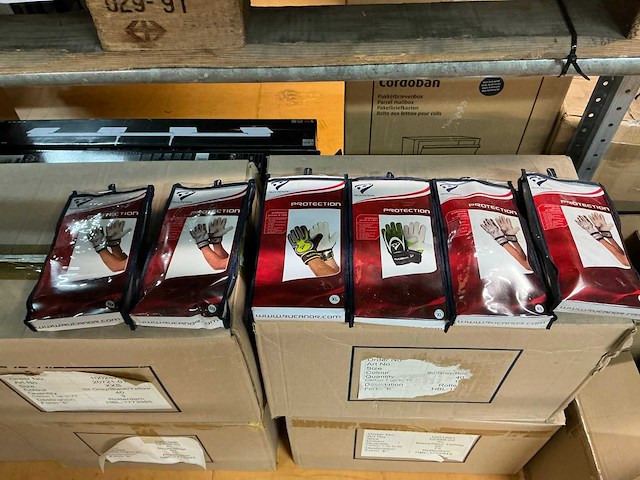 Partij diverse rucanor protection goalkeeper gloves (260x) - afbeelding 1 van  10