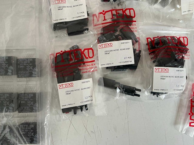 Partij diverse schakelklokken/schroefvoeten/printrelais/vrijloopdiode etc (782x) - afbeelding 3 van  16