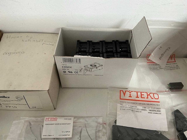 Partij diverse schakelklokken/schroefvoeten/printrelais/vrijloopdiode etc (782x) - afbeelding 4 van  16