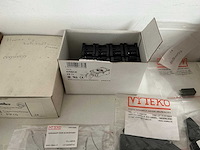 Partij diverse schakelklokken/schroefvoeten/printrelais/vrijloopdiode etc (782x) - afbeelding 4 van  16