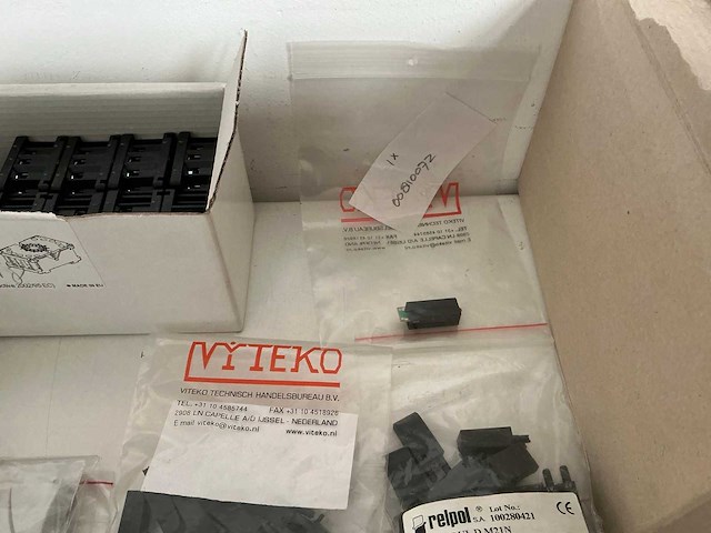 Partij diverse schakelklokken/schroefvoeten/printrelais/vrijloopdiode etc (782x) - afbeelding 5 van  16