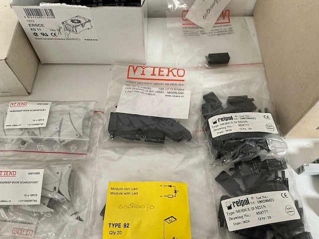 Partij diverse schakelklokken/schroefvoeten/printrelais/vrijloopdiode etc (782x) - afbeelding 6 van  16