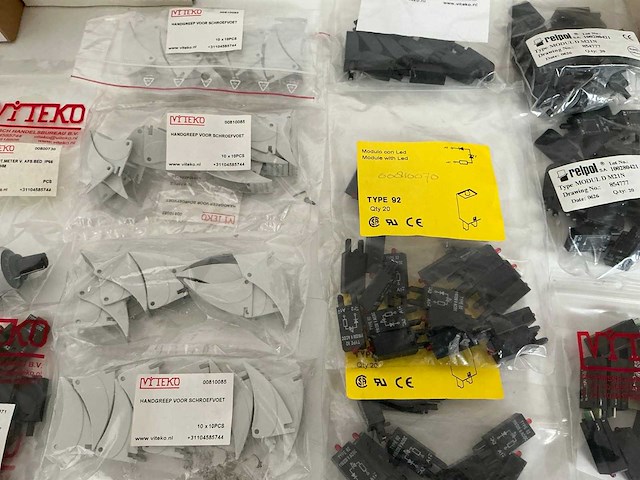 Partij diverse schakelklokken/schroefvoeten/printrelais/vrijloopdiode etc (782x) - afbeelding 8 van  16