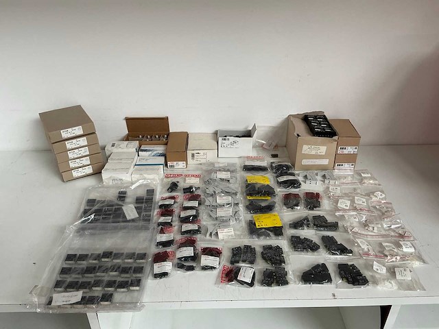 Partij diverse schakelklokken/schroefvoeten/printrelais/vrijloopdiode etc (782x) - afbeelding 1 van  16