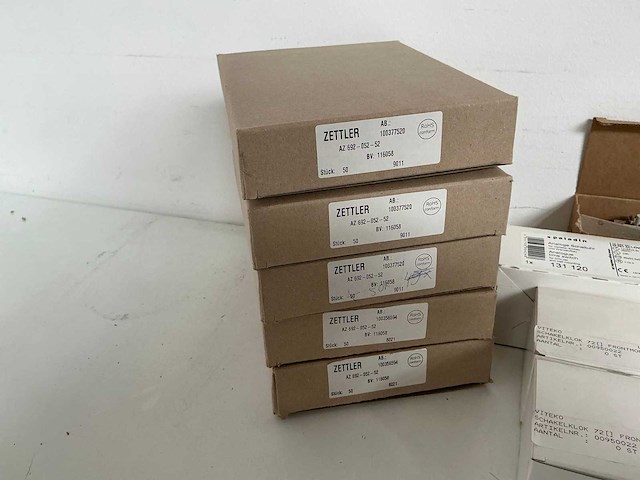 Partij diverse schakelklokken/schroefvoeten/printrelais/vrijloopdiode etc (782x) - afbeelding 9 van  16