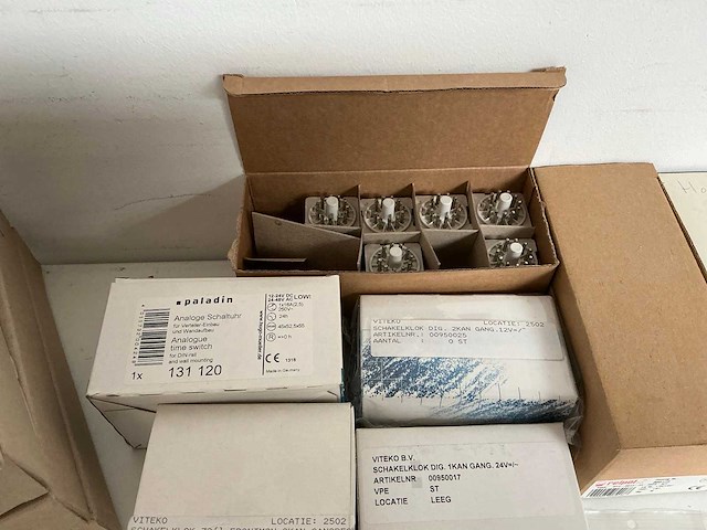 Partij diverse schakelklokken/schroefvoeten/printrelais/vrijloopdiode etc (782x) - afbeelding 10 van  16