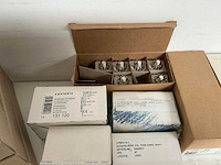 Partij diverse schakelklokken/schroefvoeten/printrelais/vrijloopdiode etc (782x) - afbeelding 10 van  16