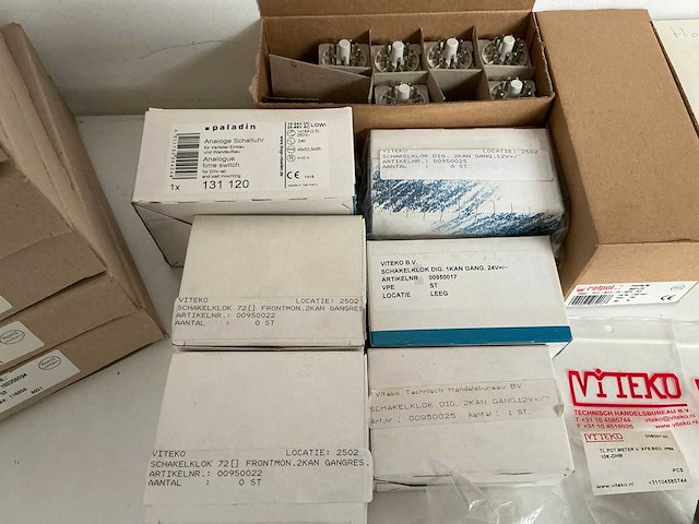 Partij diverse schakelklokken/schroefvoeten/printrelais/vrijloopdiode etc (782x) - afbeelding 11 van  16