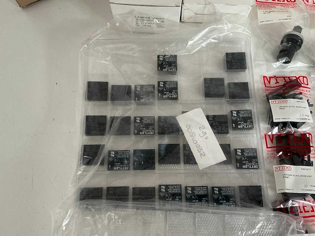 Partij diverse schakelklokken/schroefvoeten/printrelais/vrijloopdiode etc (782x) - afbeelding 12 van  16