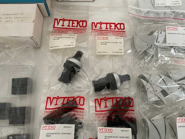 Partij diverse schakelklokken/schroefvoeten/printrelais/vrijloopdiode etc (782x) - afbeelding 15 van  16