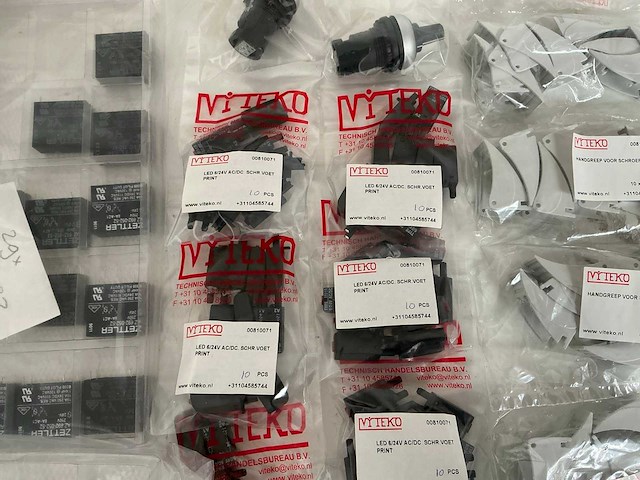 Partij diverse schakelklokken/schroefvoeten/printrelais/vrijloopdiode etc (782x) - afbeelding 16 van  16