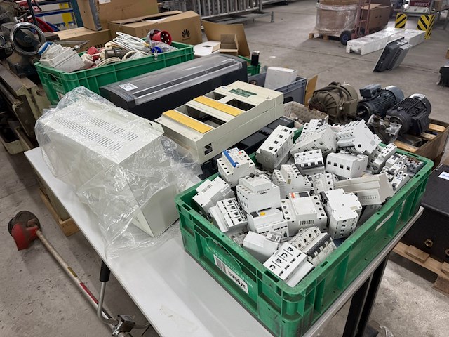 Partij diverse schakelmateriaal o.a. hager, emat - afbeelding 3 van  6