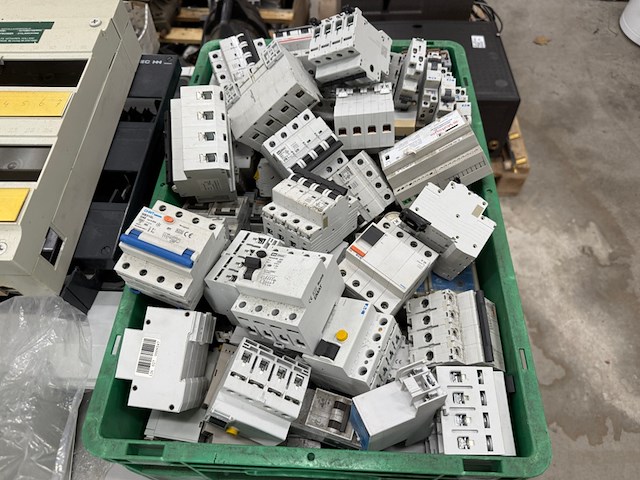 Partij diverse schakelmateriaal o.a. hager, emat - afbeelding 4 van  6