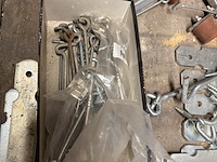 Partij diverse scharnieren en deurtoebehoren - afbeelding 7 van  17