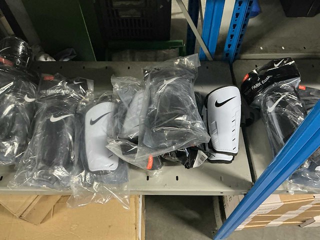 Partij diverse scheenbeschermers adidas/nike/puma/etc (269x) - afbeelding 1 van  4