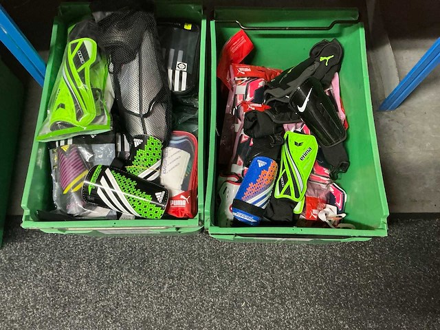 Partij diverse scheenbeschermers adidas/nike/puma/etc (269x) - afbeelding 19 van  24