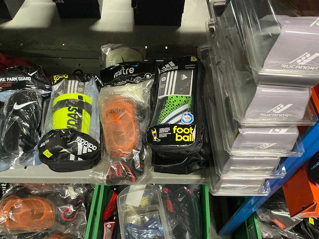Partij diverse scheenbeschermers adidas/nike/puma/etc (269x) - afbeelding 20 van  24