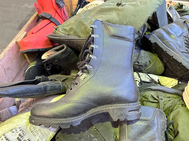 Partij diverse schoenen en laarzen - afbeelding 1 van  5