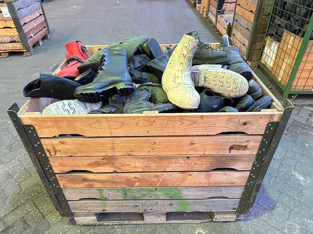 Partij diverse schoenen en laarzen - afbeelding 2 van  5