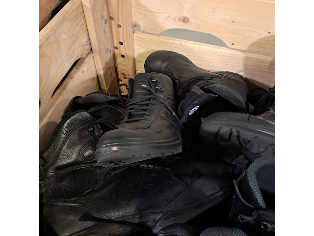 Partij diverse schoenen - afbeelding 2 van  19