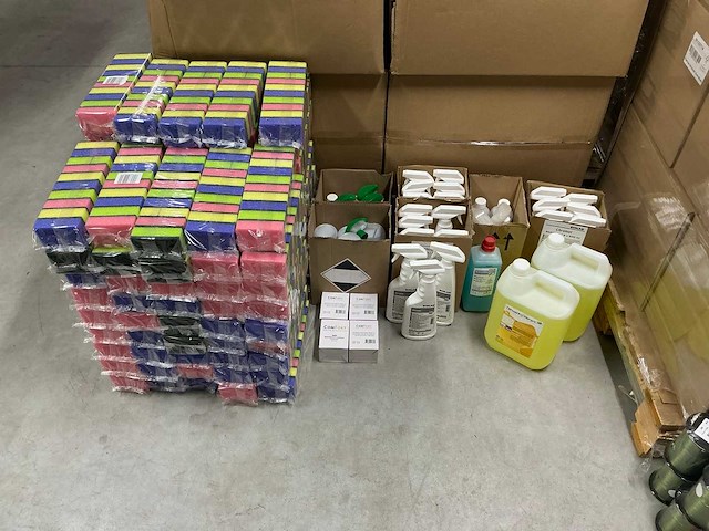 Partij diverse schoonmaak artikelen (135x) - afbeelding 1 van  8