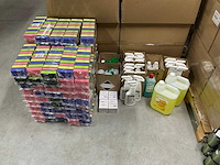 Partij diverse schoonmaak artikelen (135x)