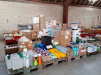 Partij diverse schoonmaak producten en toebehoren o.a. tricel, dreumex, sun