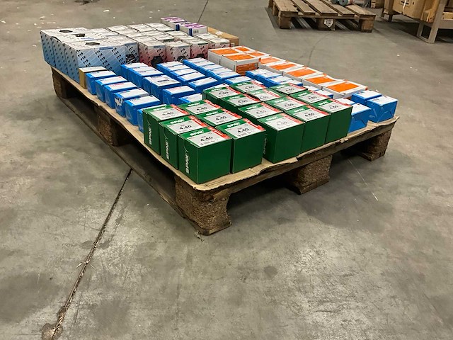 Partij diverse schroeven, draadnagels, slotbouten etc. - afbeelding 1 van  36