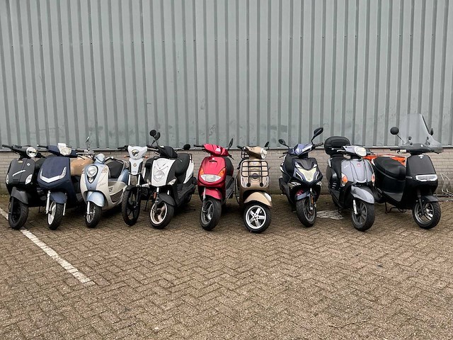 Partij diverse scooter - afbeelding 1 van  49