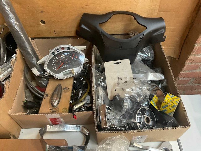 Partij diverse scooteronderdelen - afbeelding 5 van  7