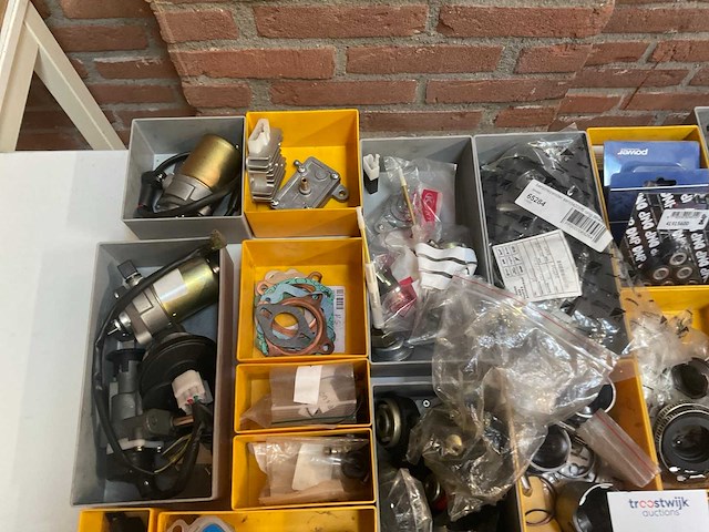 Partij diverse scooteronderdelen - afbeelding 1 van  3