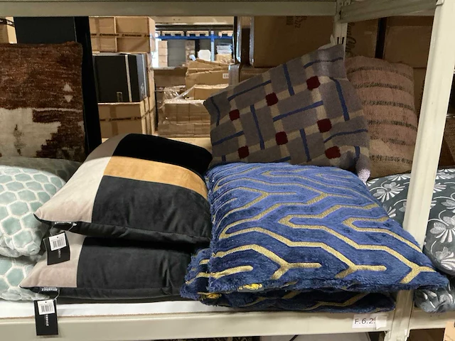 Partij diverse sierkussens o.a zuiver/riverdale/boldmonkey/bepurehome/dutchbone (23x) - afbeelding 8 van  13