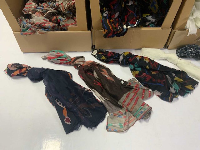 Partij diverse sjaals - afbeelding 2 van  8