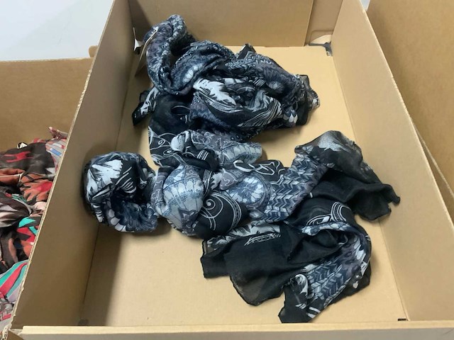 Partij diverse sjaals - afbeelding 5 van  8