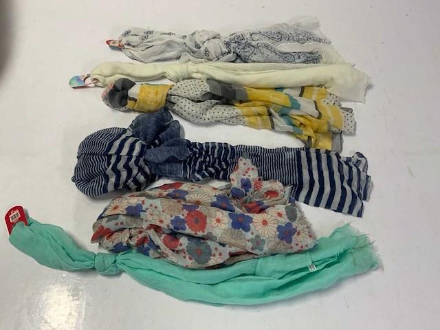 Partij diverse sjaals - afbeelding 2 van  2