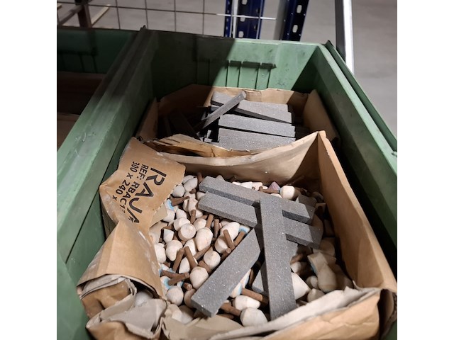 Partij diverse slijp en schuur materialen in 23x stapelbak - afbeelding 7 van  31