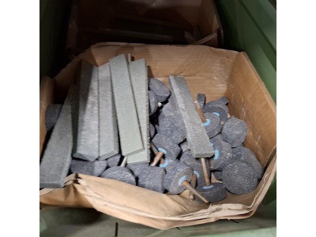 Partij diverse slijp en schuur materialen in 23x stapelbak - afbeelding 29 van  31