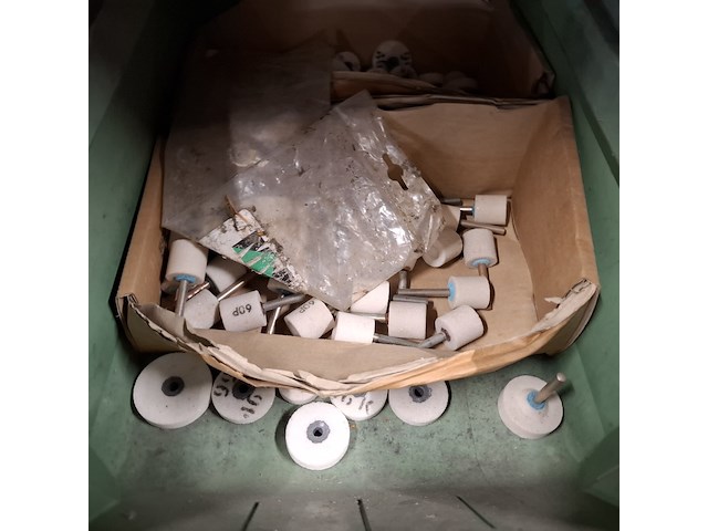 Partij diverse slijp en schuur materialen in 23x stapelbak - afbeelding 30 van  31