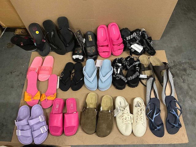 Partij diverse slippers (17x) - afbeelding 1 van  7