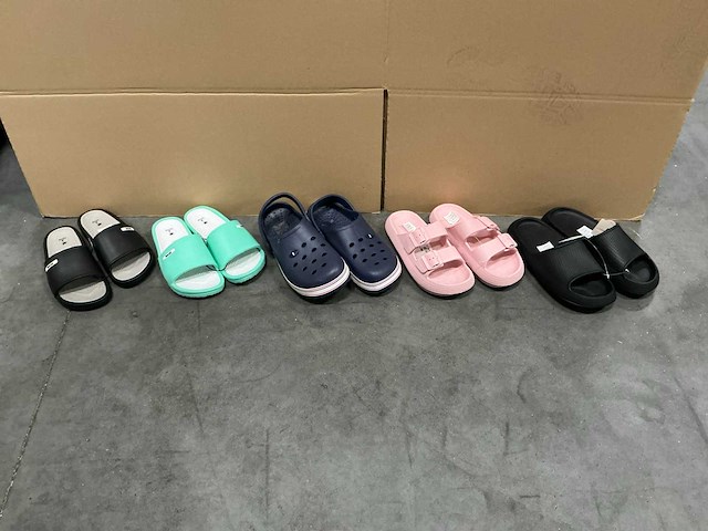 Partij diverse slippers o.a donnay/hawaii/etc (81x) - afbeelding 1 van  11