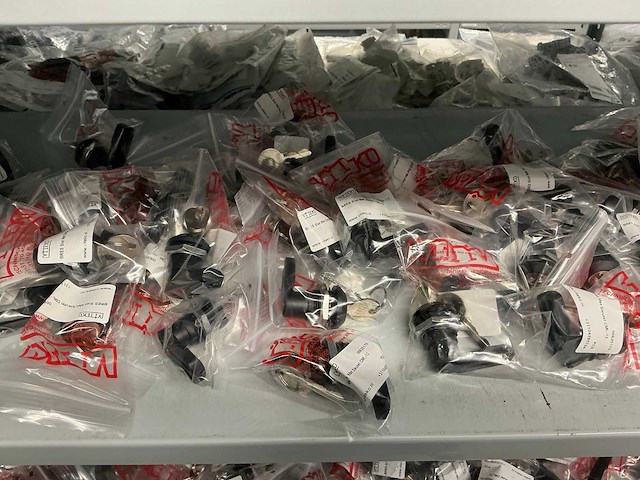 Partij diverse sloten&sleutels (670x) - afbeelding 18 van  24