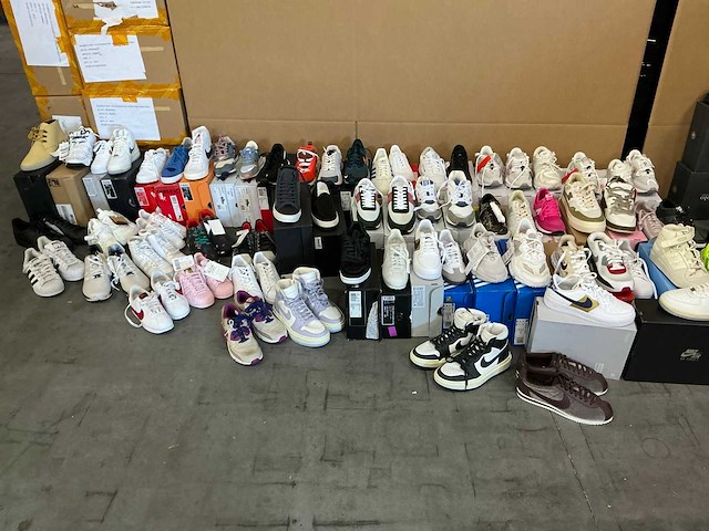 Partij diverse sneakers o.a adidas/nike/etc (64x) - afbeelding 1 van  11