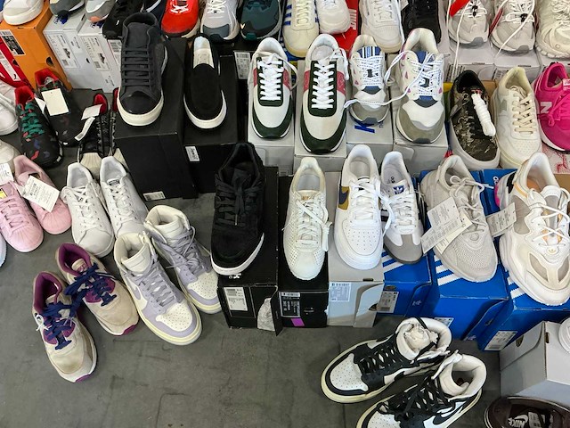 Partij diverse sneakers o.a adidas/nike/etc (64x) - afbeelding 7 van  11