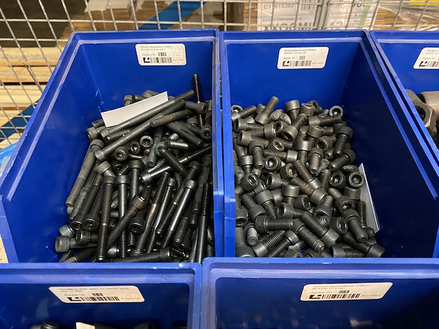 Partij diverse soorten bevestigingsmateriaal - afbeelding 2 van  11