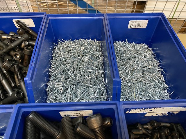 Partij diverse soorten bevestigingsmateriaal - afbeelding 9 van  11