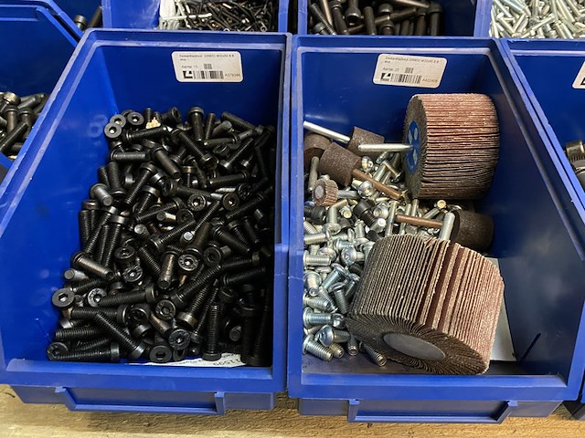 Partij diverse soorten bevestigingsmateriaal - afbeelding 7 van  12