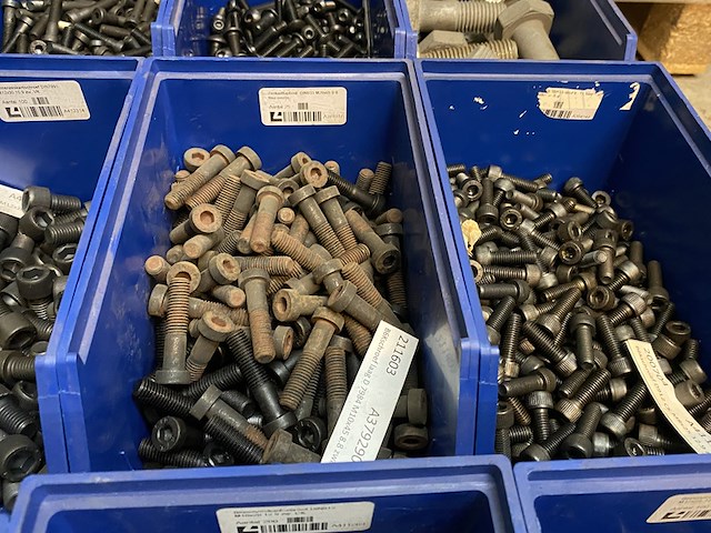 Partij diverse soorten bevestigingsmateriaal - afbeelding 10 van  12